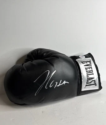 Julio Cesar Chavez Signed Black LH Everlast Boxing Glove PSA 8A33797 - Image 1 of 3
