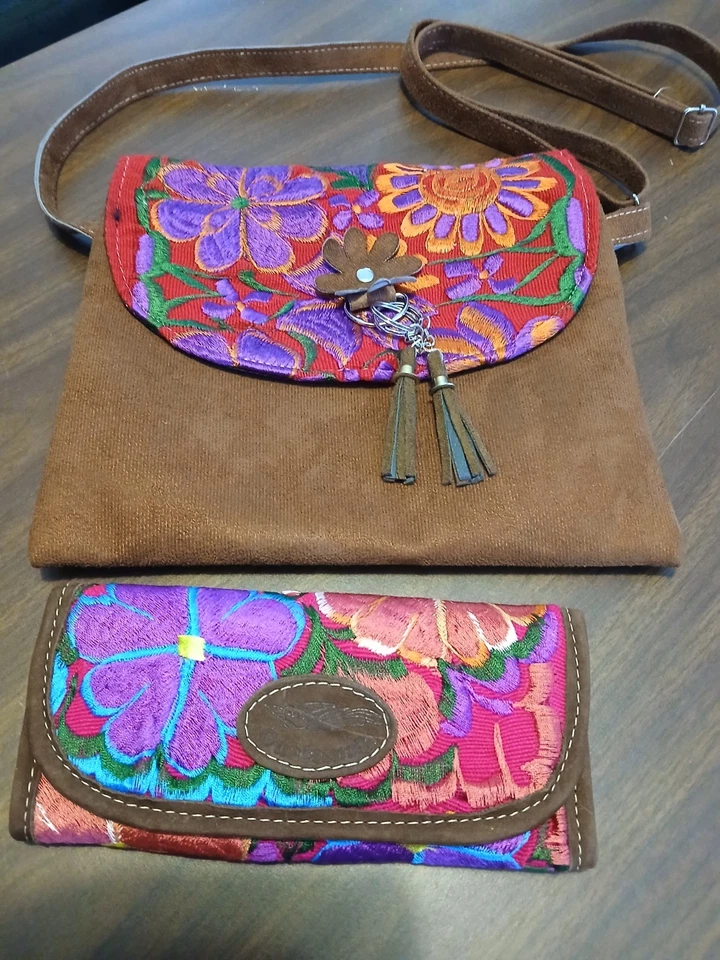  Bolso Mensajero Hecho a Mano Gamuza Guatemalteca Floral Bordado con Cartera a Juego Foto 1 de 4