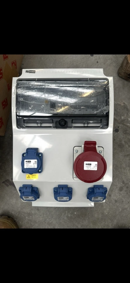 RS PRO IP44 Industrial Power Plug, switchgear Rated At 32A, 400 V  - Image 1 of 3