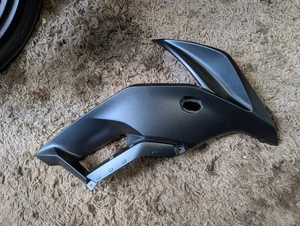 Panel de carenado derecho Kawasaki Versys 650 2021 número de pieza OEM 55028-0516 - Imagen 1 de 14