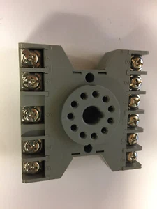 SR3P-06  IDEC Relay Socket, DIN Rail, Screw, 11 Pins, 10 A, 300 V, GT3 Ser NOS - Picture 1 of 1