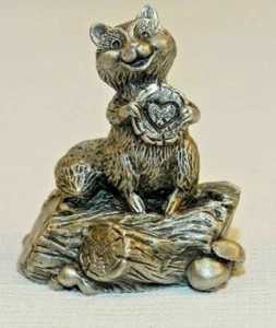 LITTLE GALLERY MINIATURE PEWTER FIGURINE 1983 RACCOON HOLDING A CARVED HEART - Picture 1 of 5