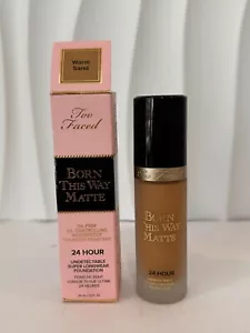 Base Too Faced Born This Way mate, sin aceite, 1 fl oz/30 ml, arena cálida - Imagen 1 de 3