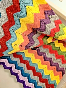 Coperta all'uncinetto Chevron Granny arcobaleno grossa zig zag multicolore fatta a mano - Foto 1 di 21