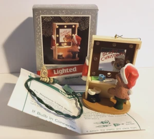 1989 Hallmark Keepsake Magic beleuchteter Backstage Bär Ornament mit Originalkarton - Bild 1 von 7
