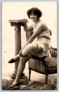 Vintage französische Postkarte gewagter Akt 20er Jahre Flapper Dame sitzt in Strümpfen + Absätzen - Bild 1 von 2