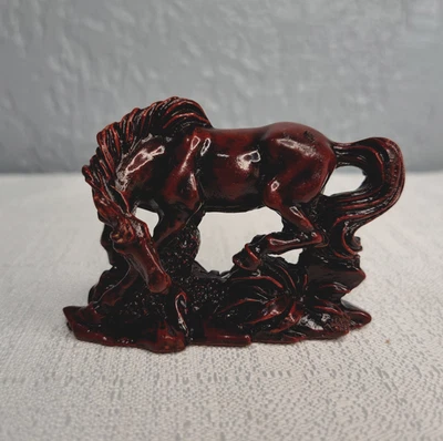"Estatuilla vintage de caballo de resina roja de 2,25""" Foto 1 de 4