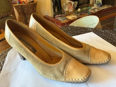 Zapatos de salón Andrew Geller de gamuza y cuero tostado 10 tacón estrecho de madera 3 1/4" puntada superior Foto 1 de 4