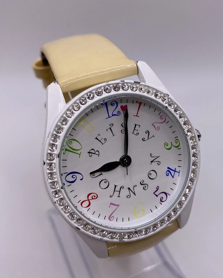 Reloj Betsy Johnson Damas Bisel Cristal Blanco Correa PVC Banda Nuevo Batt  Foto 1 de 4