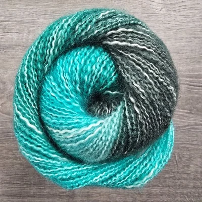 Шаль из пряжи бренда Lion в шаре цвет нефритовый бассейн 481 ярд снят с производства - Изображение 1 из 4