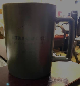 Taza de cerámica Starbucks Celebrates Bronce oscuro con estampado negro 16 oz 2016 - Imagen 1 de 5