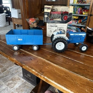 Ertl Ford 8600 Tractor with The Big Blue Wagon 1/12 - Great Condition From 1975 - Picture 1 of 12