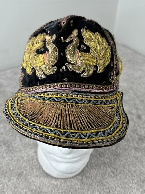 Gorra vintage bordada con cuentas lentejuelas doradas terciopelo negro sombrero Kalaga BURMAHTF Foto 1 de 4