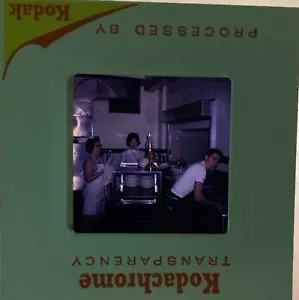 Küche Cafeteria Arbeiter 35mm Dia Vintage 60er Jahre Kodachrome 1968 Geschirrspülen - Bild 1 von 4