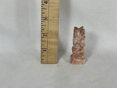 Pieza de ajedrez rosa ónix mármol azteca tallada a mano “torre” Foto 1 de 3