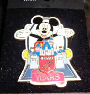 Prendedor Disney Disneyland 47 años Castillo Mickey 2002 - Imagen 1 de 2