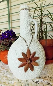 Weiße Vase, Recycling Glasflasche Karaffe mit Mosaikperlen & Holzanhänger  - Bild 1 von 4