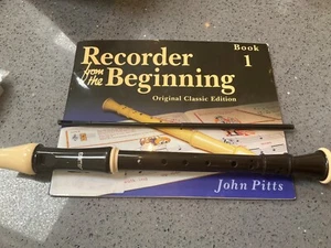 Aulos  recorder in good condition + cleaner and book which has pencil markings - Picture 1 of 4