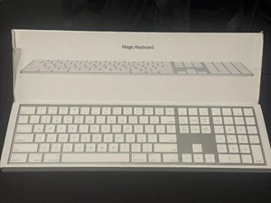 Apple Magic (MQ052LL/A) Wireless Keyboard with Numeric Pad - Silver - Picture 1 of 3