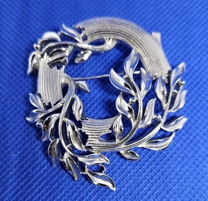 Vintage Crown Trifari Brooch Silver Tone Leaf Wreath Pin Jewelry - Picture 1 of 6