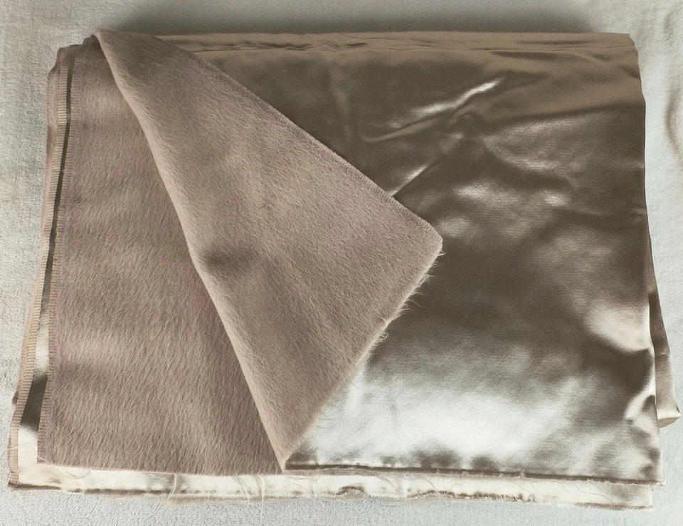 Tela Vintage Doble Cara Satén Cepillado Imitación Piel Beige 1 2/3 Yardas 42" Ancho Foto 1 de 3