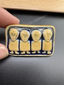 Pottery Little People Glazed Brooch See Photos / Excellent - Picture 1 of 5
