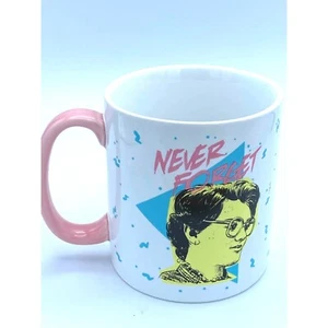 Taza de café Never Forget Stranger Things - Imagen 1 de 5