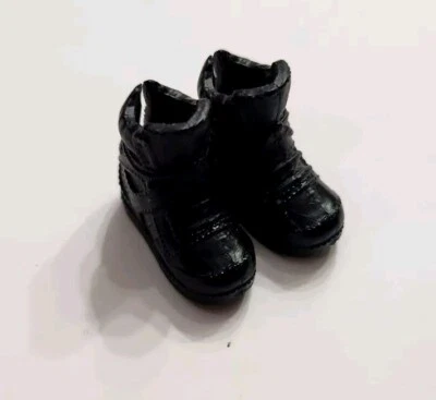 ZAPATOS MODERNOS BARBIE SKIPPER ZAPATILLAS BOTAS NEGRAS INFORMALES LINDOS SOLO ZAPATOS DE MUÑECA Foto 1 de 2