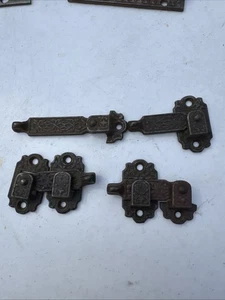 Antiker viktorianischer Eastlake Fensterladenriegel und Halter Gusseisen aus den 1890er Jahren - Bild 1 von 5