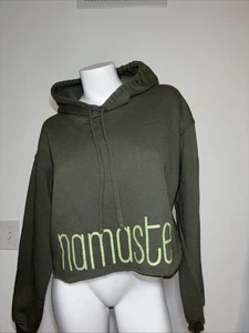 Sudadera corta de lona Bella "Namaste" gráfica verde oliva para mujer mediana - Imagen 1 de 6