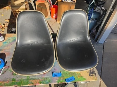 Eames Herman Miller JUEGO DE 2 carcasas laterales de fibra de vidrio Naugahyde negro 1974 (#4) Foto 1 de 4