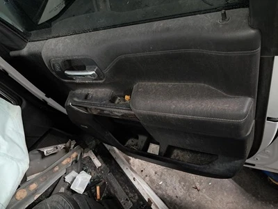 Used Front Right Door Interior Trim Panel fits: 2019 Chevrolet Silverado 1500 pi Foto 1 de 4