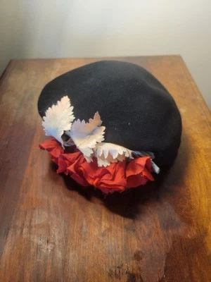 Boina inclinable vintage New York Creation para damas de fieltro negro años 50 60 flor de amapola Foto 1 de 4