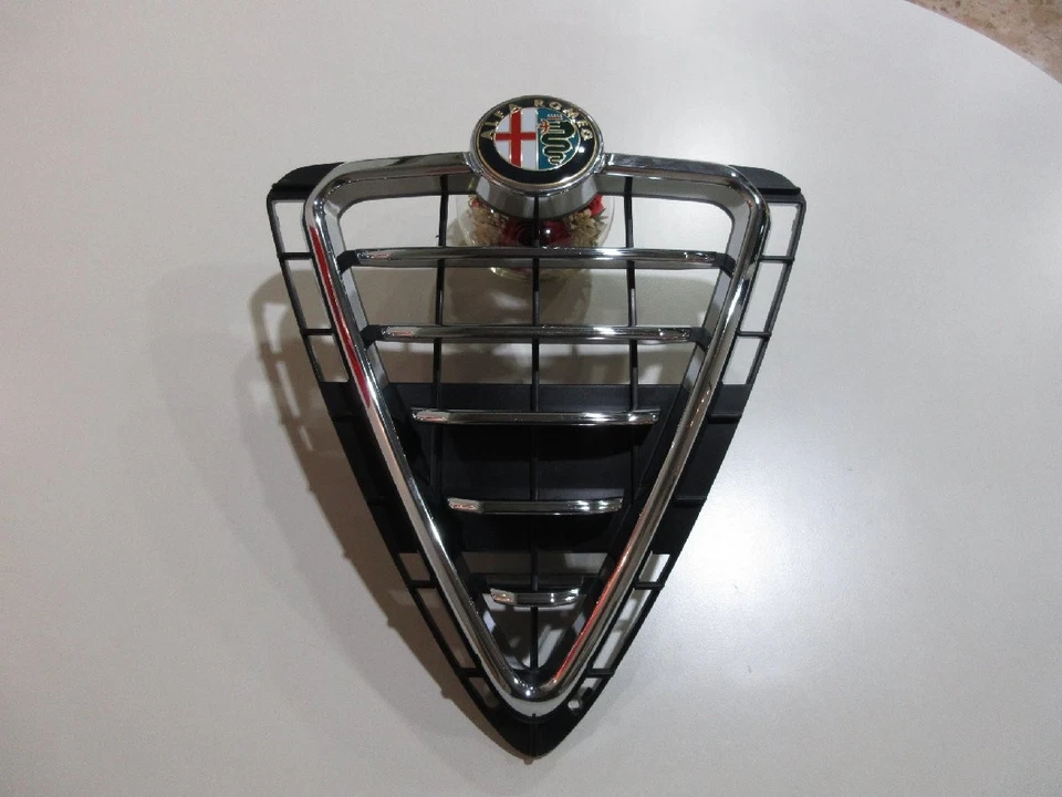 Parrilla del radiador delantero Alfa Romeo Giulietta 156112051 OEM nido de abeja Foto 1 de 4