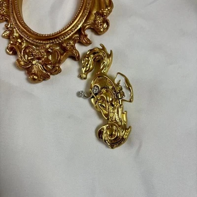 Broche Schiaparelli vintage esmalte caballito de mar cristal latón Foto 1 de 4