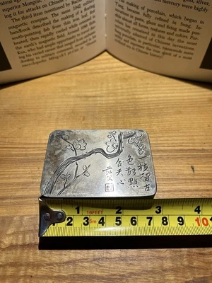 Una antigua caja de bronce con personajes grabados. Foto 1 de 4