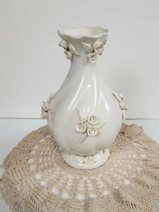 Weiße Keramik/Porzellan verzierte Vase mit erhabenen Blumen (Rosen) Dekorationen 10" - Bild 1 von 10
