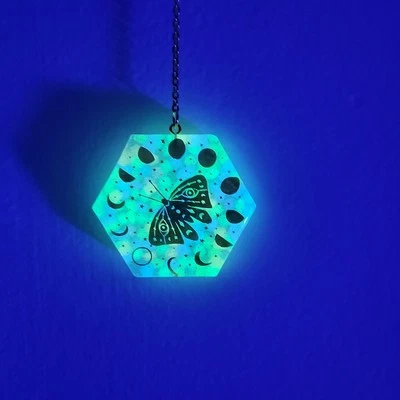 Llavero de resina epoxi hecho a mano que brilla en la oscuridad oro polilla fases lunares Foto 1 de 4