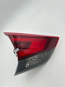 LUZ TRASERA IZQUIERDA INTERIOR LUZ TRASERA NISSAN ROGUE 2017-20 265556FL5D OEM - Imagen 1 de 3