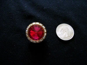 6 RED CRYSTAL RHINESTONE ACCENT GOLD TONE SETTING BUTTONS 1 1/16″ IN SIZE - Picture 1 of 2