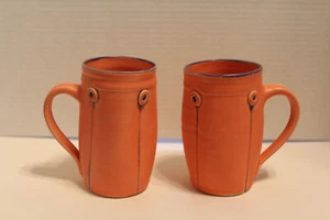 Lotto di 2 tazze ceramica Rebecca Lowery Flamingo corallo lanciato a mano bottone 14 oz - Foto 1 di 13