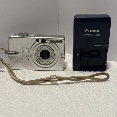 Cámara digital Canon PowerShot SD200 ELPH 3,2 MP con cargador Foto 1 de 4