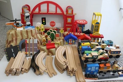 Gran Lote de Vías Ferroviarias de Madera, Edificios, Puentes, Trenes, Coches y Letreros Foto 1 de 4