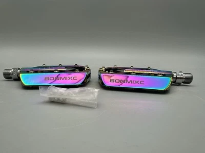 Pedales de aluminio para bicicleta Bonmixc iridiscentes lisos al aceite  Foto 1 de 4