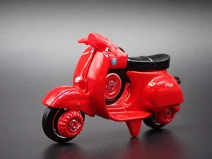 1963-1967 VESPA 90 SS SUPER SPRINT RED 1:64 SCALE DIORAMA DIECAST MODEL CAR - Picture 1 of 8