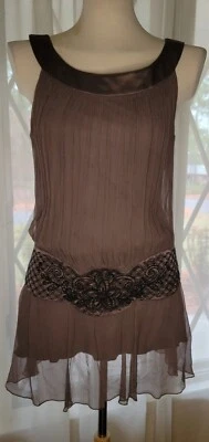 Preciosa ~ Al Máximo ~ Camiseta túnica sin mangas de seda marrón con acento bordado ~ Talla M Foto 1 de 4