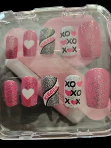 XOXO Hearts Valentine's Press-On Nails - 2 Pack - Romantic & Stylish Designs - Picture 1 of 4