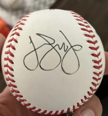 Omar Vizquel Cleveland Indians Signed MLB Baseball San Francisco Giants - Image 1 of 4