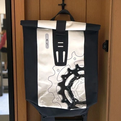 Mochila de bicicleta Ortlieb Velocity impermeable con tapa enrollable de mensajería 20L blanca y negra Foto 1 de 4