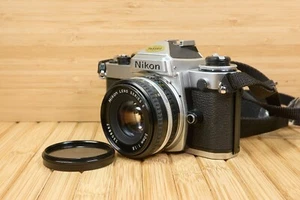 Cámara fotográfica Nikon FE SLR 35 mm, lente Nikkor 50 m 1:1,8, unidad de motor Nikon MD-12 - Imagen 1 de 12